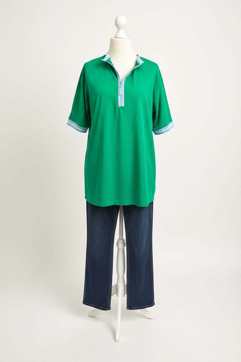 Grünes Polo-Shirt vor weißer Wand