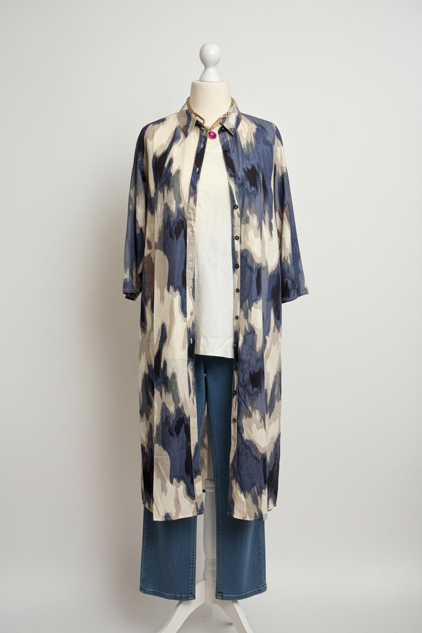 Ikat-Mantelkleid Outfit vor weißer Wand