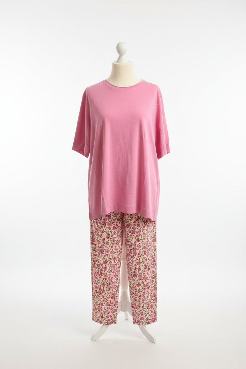 Rosa T-Shirt mit Blumenhose