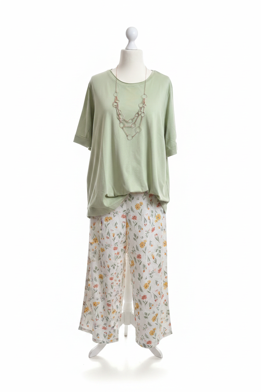 Salbeigrünes T-Shirt mit Blumenhose – weißer Hintergrund