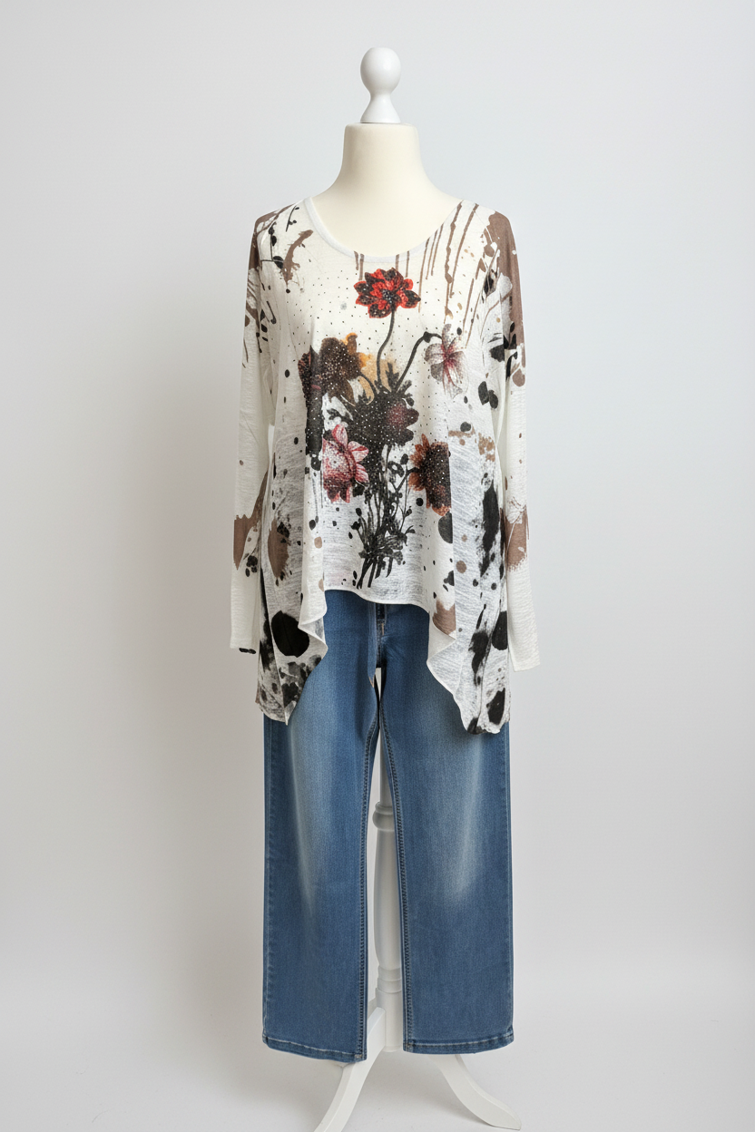 Weiße Tunika mit Jeans vor weißer Wand