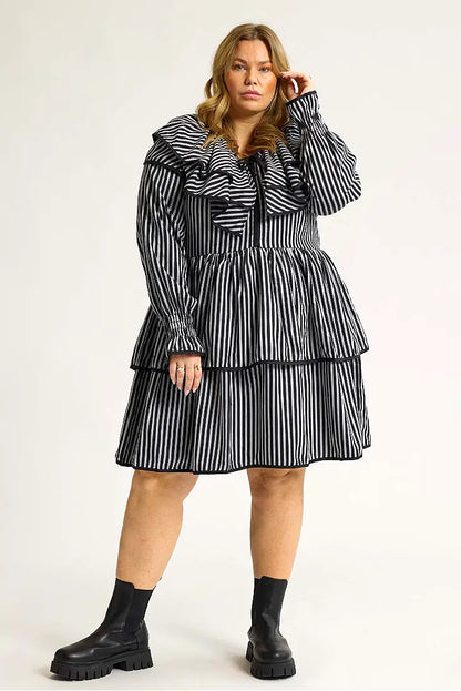 Volant-Kleid mit Rüschenkragen