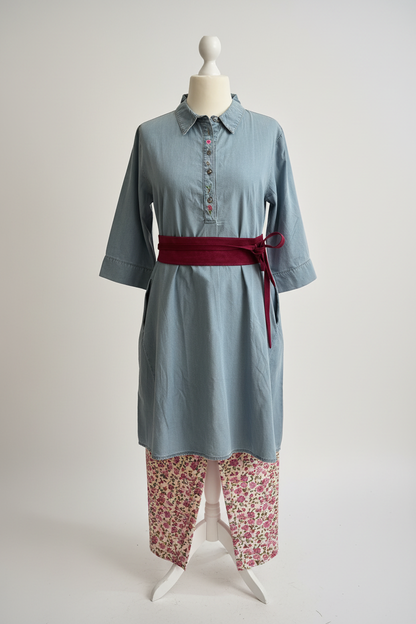 Blaues Jeanskleid mit Gürtel