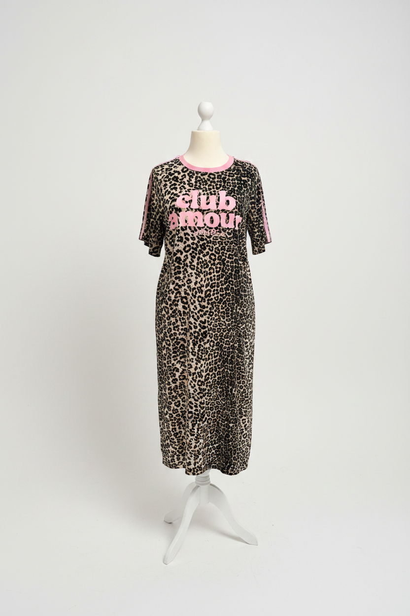 Club Amour Kleid weiße Wand
