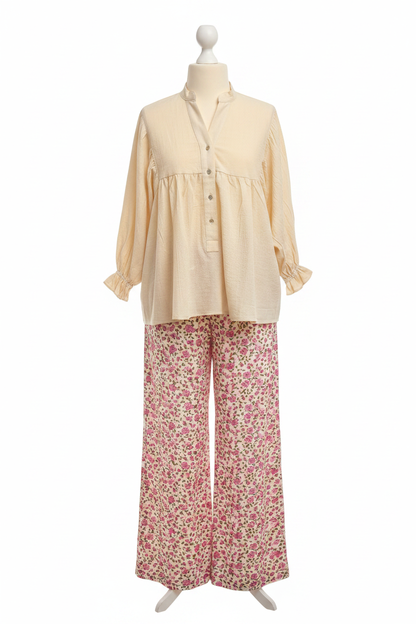 Creme Bluse Rosenblumenhose weiße Wand