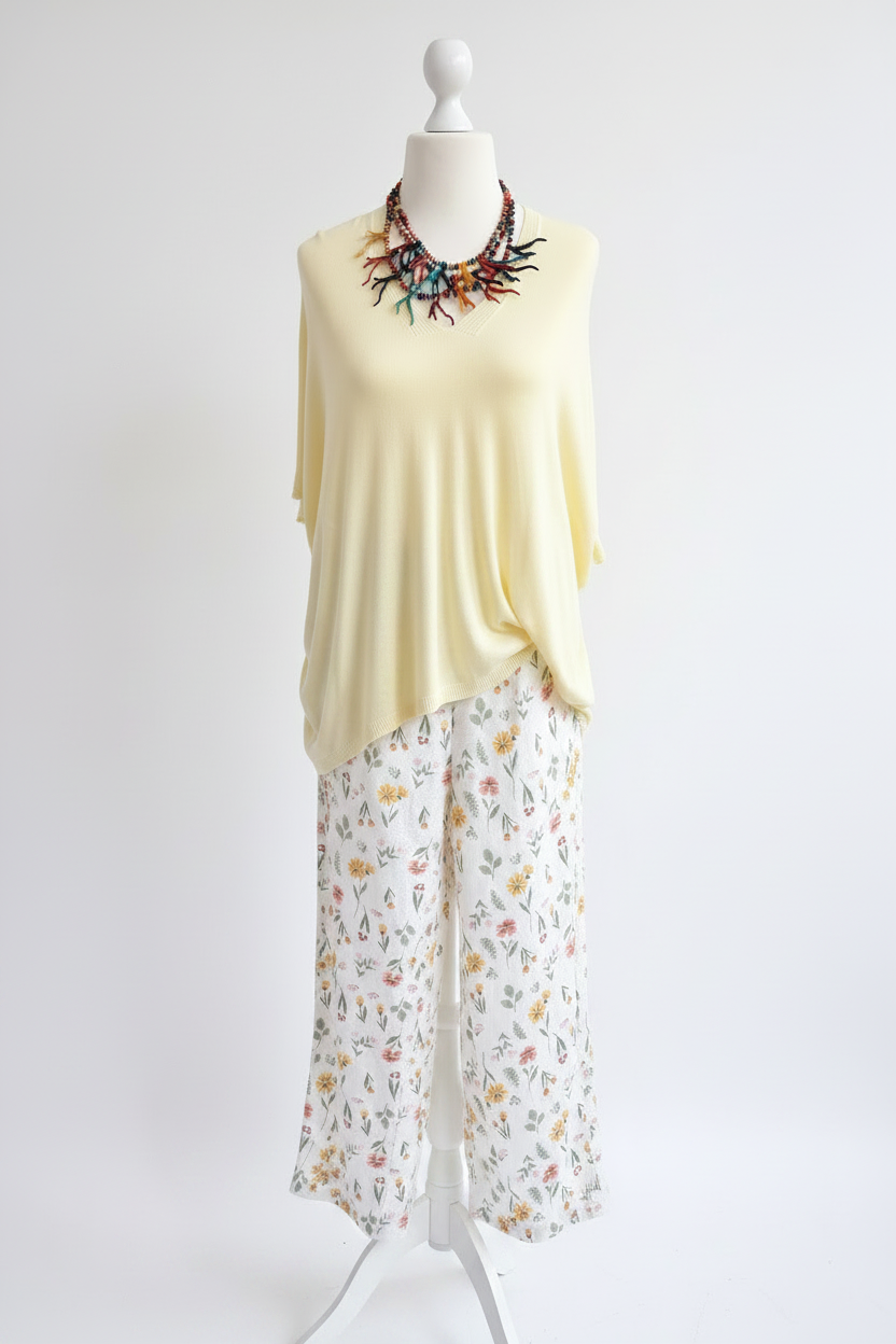 Gelber Poncho – weiße Wand