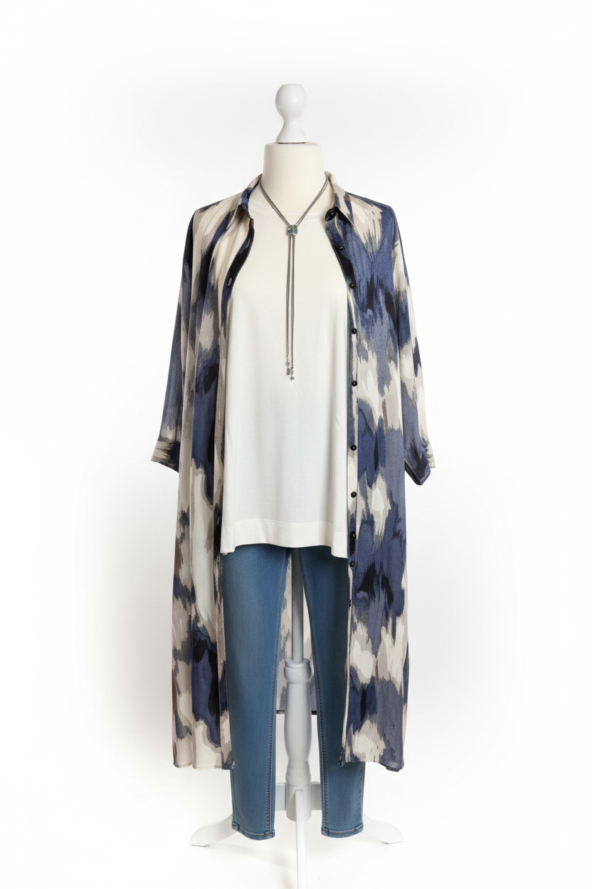 Ikat-Bluse auf Schneiderpuppe vor weißer Wand