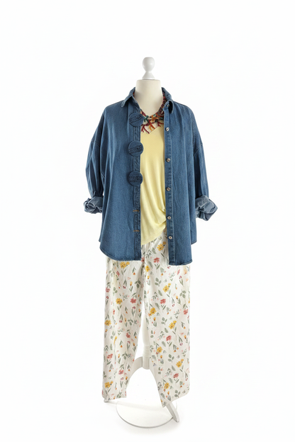 Jeansjacken-Outfit – strahlend weiße Wand