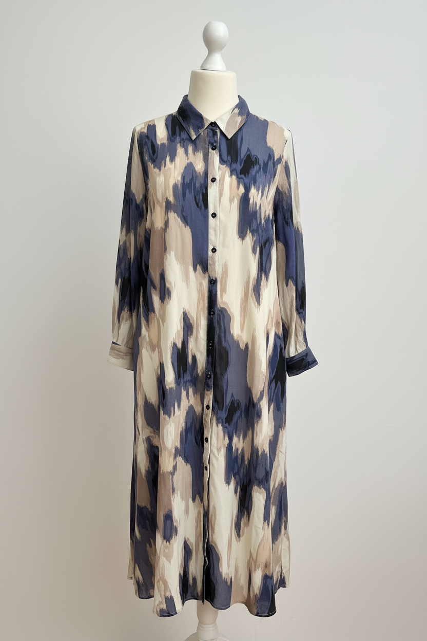Kleid auf Puppe vor weißer Wand