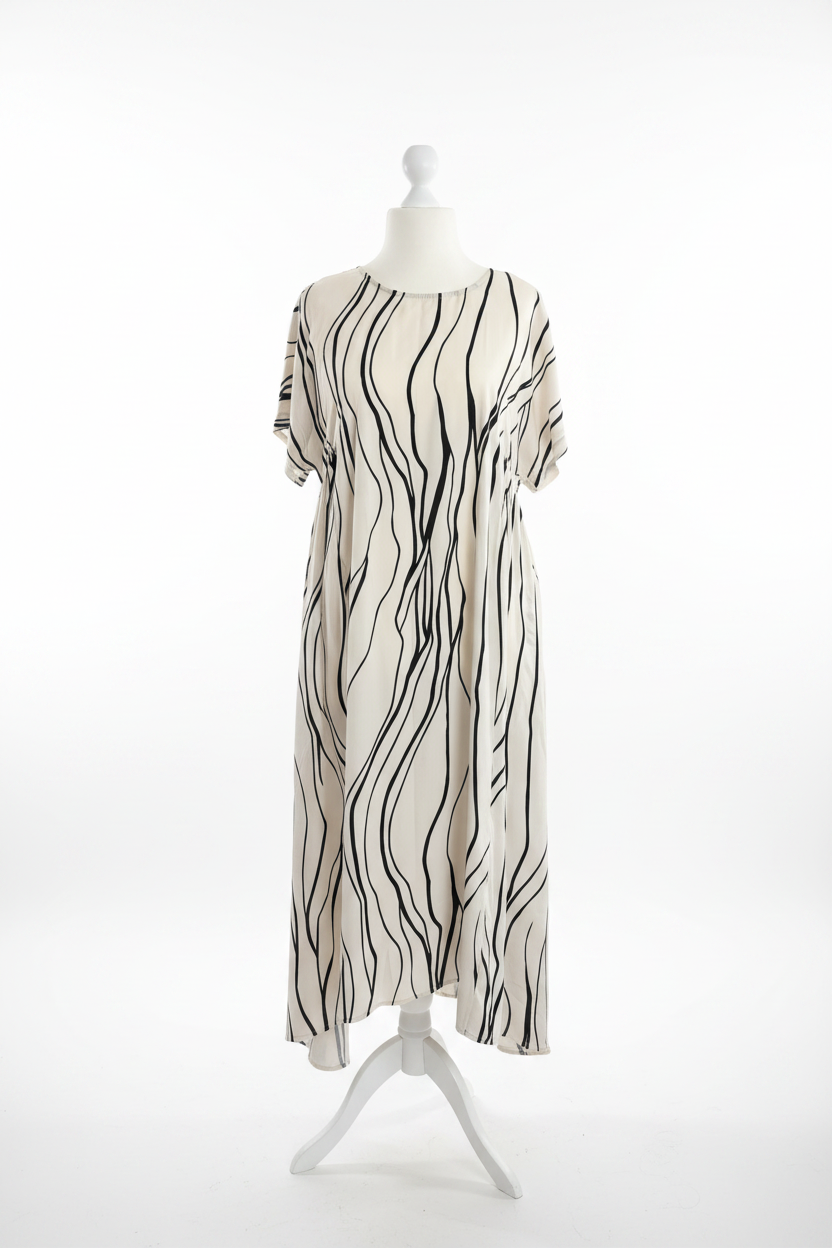 Kleid auf Puppe weißer Hintergrund