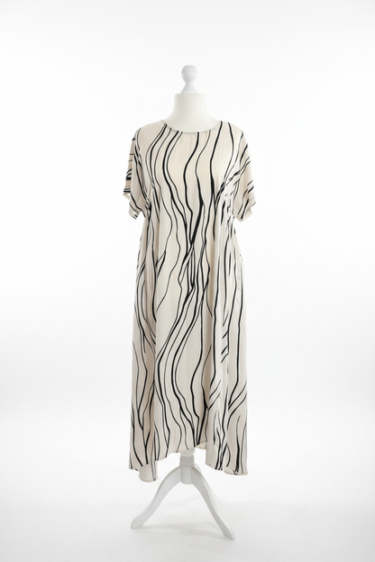 Kleid auf Puppe weißer Hintergrund