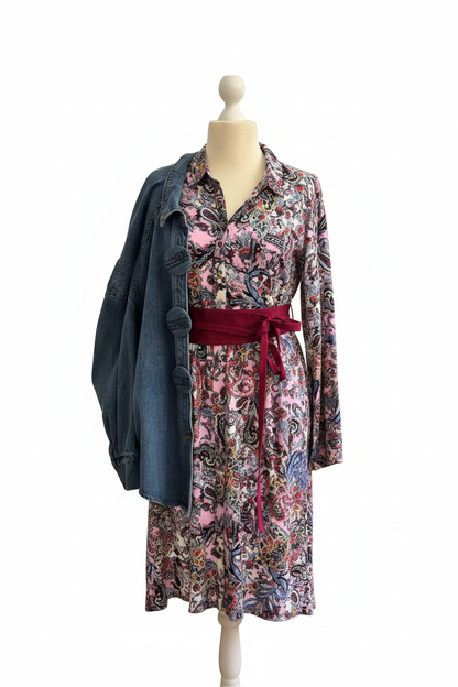Paisley-Kleid mit Jeansjacke