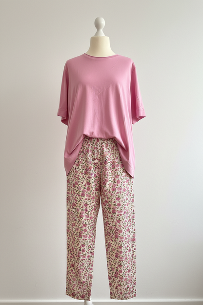 Rosa T-Shirt mit Blumenhose