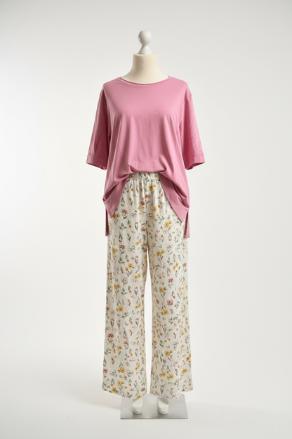 Rosa T-Shirt weiße Wand
