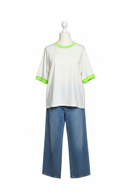 Weißes T-Shirt mit Neon-Streifen vor weißer Wand