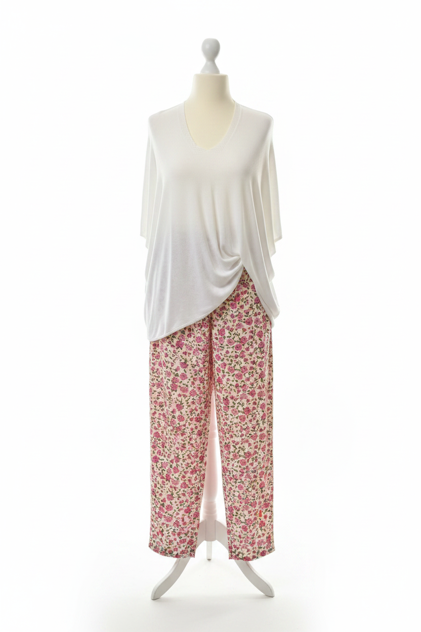 Weißes Top mit Blumenhose